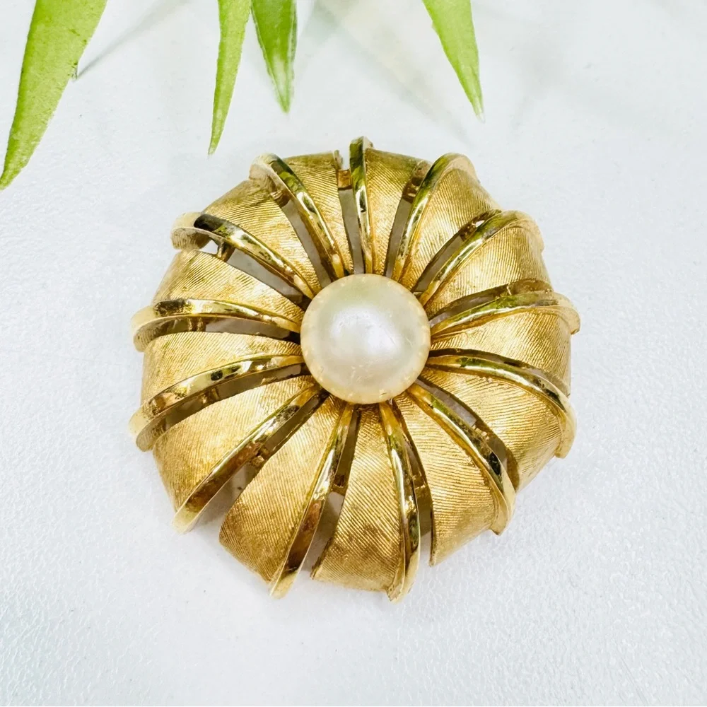 Vintage 1950s Crown Trifari Faux Pearl Ribbon Dome Flower Sunburst Brooch Pin